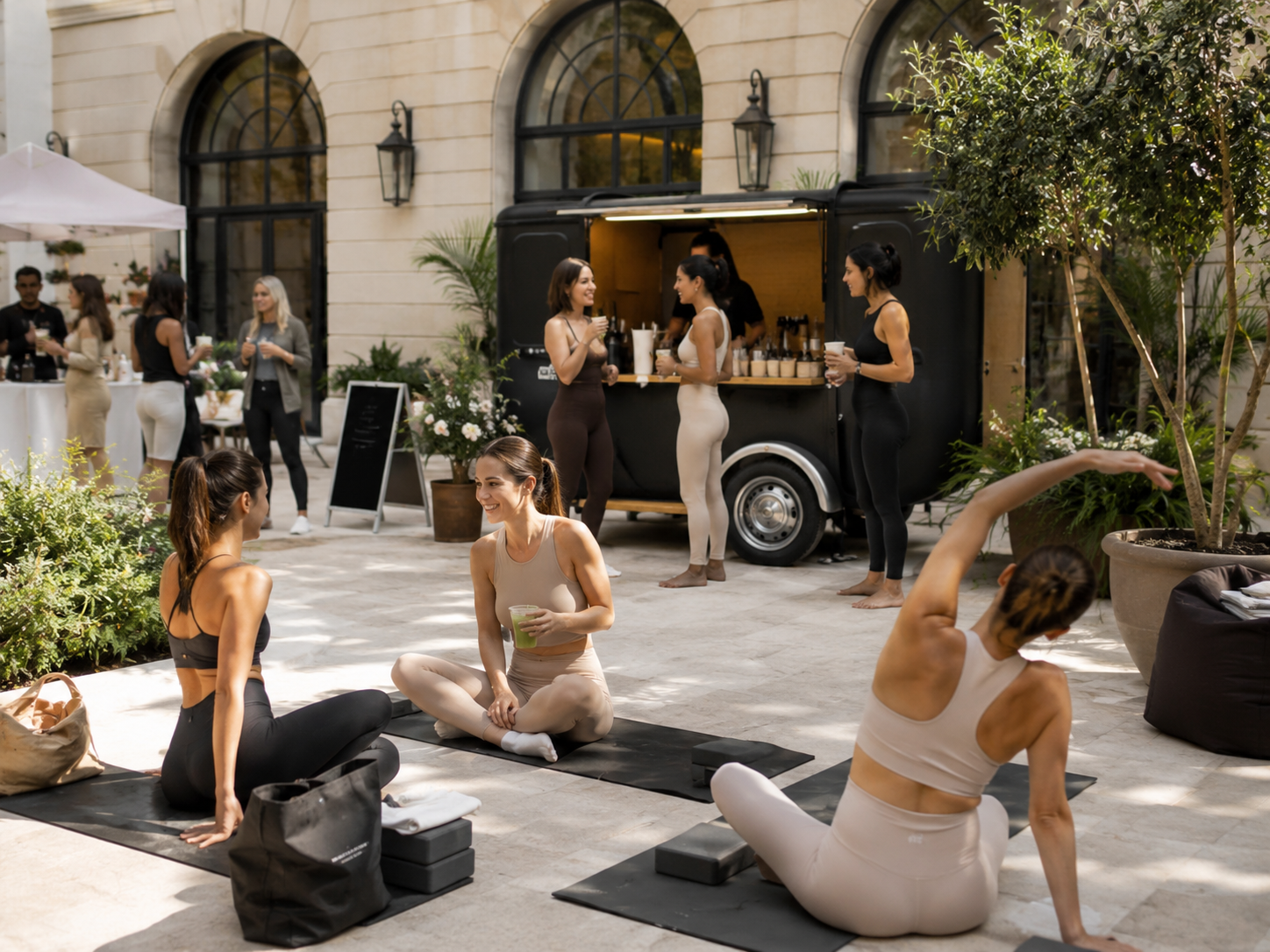 Experiencia de yoga y bienestar en un patio exterior.